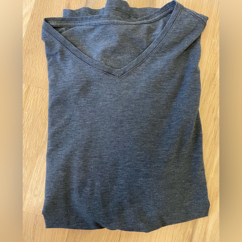 Lululemon Mens 5 year basic v neck - medium Heather grey